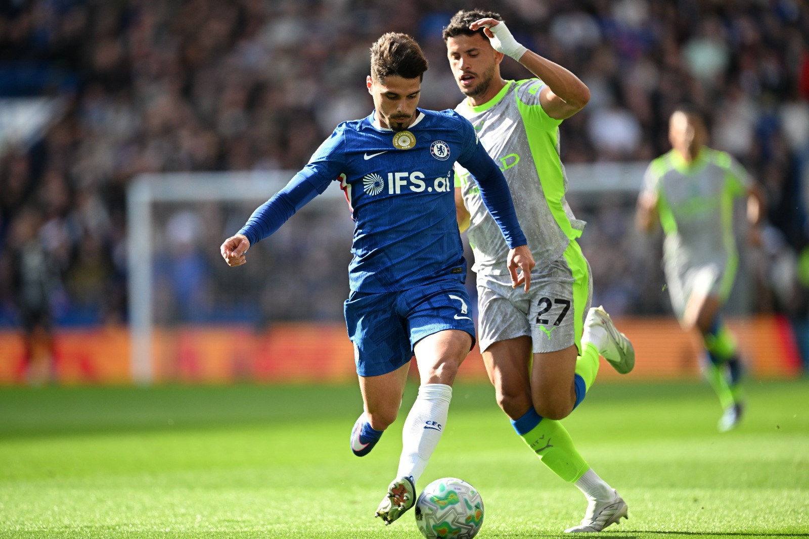 Chelsea vs Manchester City, Premier League 2025/26 LIVE - Pedro Neto in action against Nunes