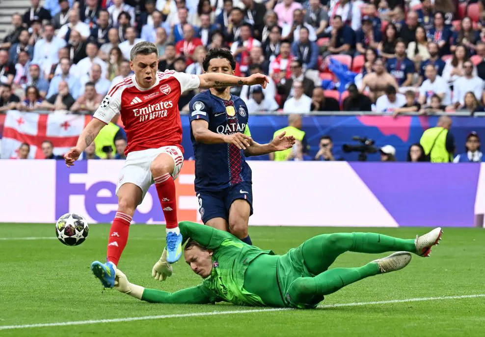Matvei Safonov gets hit by Trossard PSG vs Arsenal, UEFA Champions League 2025/26 final LIVE